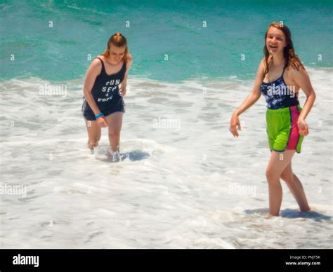Deux Jeunes Filles La Plage Ont Un Bon Moment Dans L Oc An Des Vagues Photo Stock Alamy