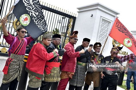 يڠ دڤرتوان اݢوڠ), also known as the supreme head or the king, is the monarch and head of state of malaysia. NGO Serah Memorandum Kepada Yang di-Pertuan Agong
