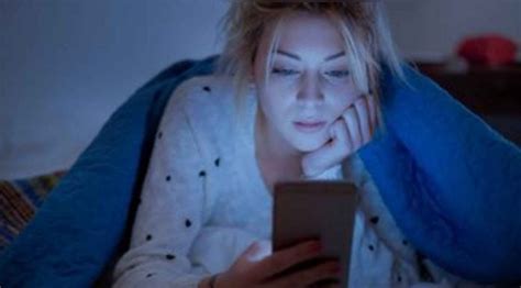 Waspada Ini 7 Dampak Negatif Sering Main Handphone Sebelum Tidur