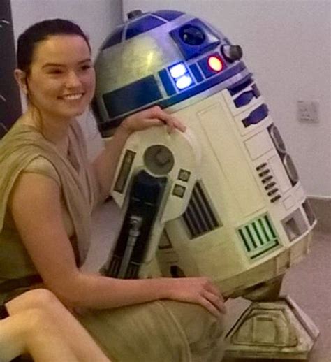 Daisy Ridley As Rey With R2d2 R2d2 War