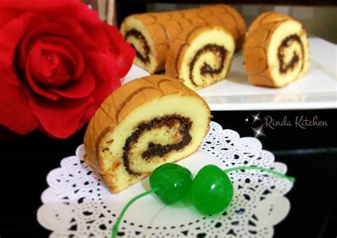 Grease the bottom of the tin, then put in the paper and grease that too, dust with caster sugar and a little flour. Resep Swiss Roll aka Bolu Gulung Ekonomis (Lembut, Lentur ...