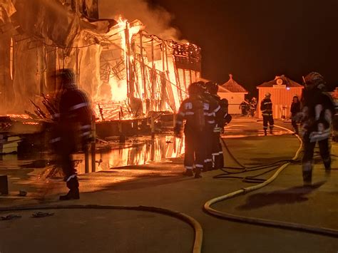 Citeste ultimele stiri despre incendiu mamaia pe stirileprotv.ro. FOTO VIDEO Incendiu devastator la un club din Mamaia ...
