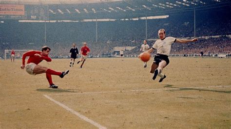Sir Geoff Hurst S 1966 England World Cup Final Shirt Goes Unsold Bbc News