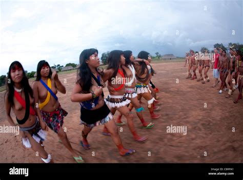 Xingu Dance Brazil South America Fotos Und Bildmaterial In Hoher
