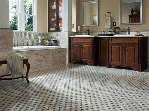 758 638 просмотров • 7 янв. Traditional Bathroom With Mosaic Tile Floor | HGTV