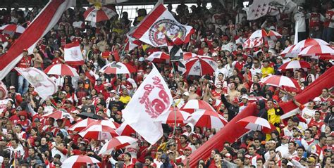 Los desmanes durante el partido entre santa fe y atlético nacional, en el estadio el campín de bogotá, reabrió el debate de si prohibir, o no, el claudia lópez, alcaldesa mayor de bogotá, dio a conocer este miércoles que uno de los presuntos responsables de agredir a un hincha de santa fe. A carnetizarse para ver al rojo - Q'hubo