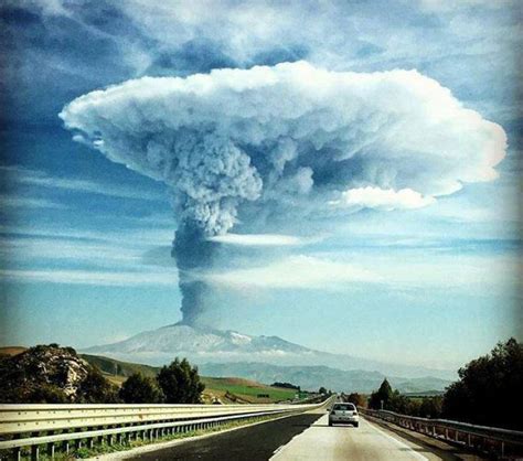 Dopo giorni di avvisaglie, sulle pendici del vulcano sono comparse le prime colate laviche. Spettacolo Etna, ecco le foto più belle dell'ultima ...