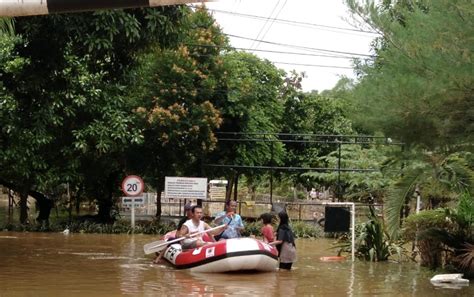 Hari Ini Banjir Di Perum Bumi Nasio Indah Bertahan Meter Go Bekasi