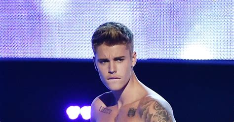 Bieber Performs A Striptease At ‘fashion Rocks