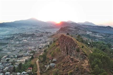 Pasti hampir sudah semuanya, bukan? Gunung Batu Lembang - Harga Tiket Masuk & Spot Foto Terbaru 2020