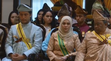 Stiadat pelantikan dan pemasyhuran itu berlangsung di balairung seri. Tengku Muda Pahang Bercerai