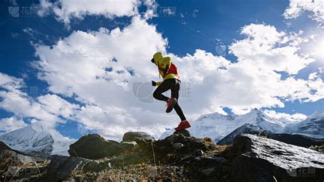 女子越野跑越野跑在高海拔冬季的自然