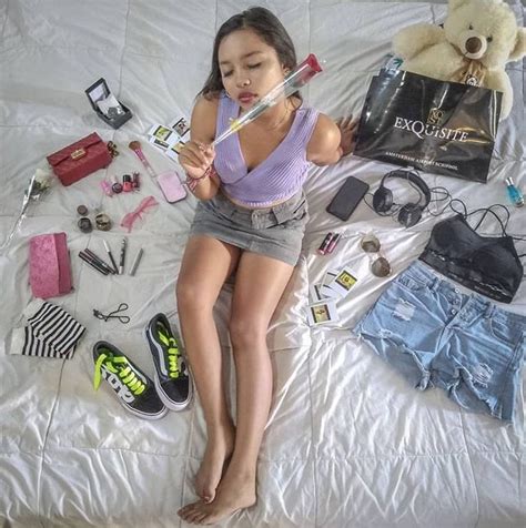 Penjual kopi cantik duduk ngangkang pakai rok mini jadi perhatian dan viral. Si gadis rok mini di Instagram "Jangan lupa untuk follow ...