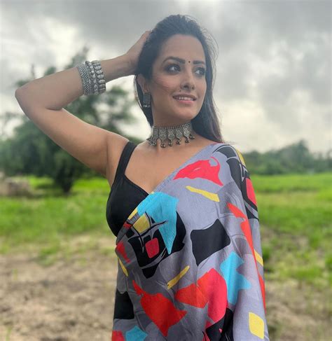 anita hassanandani armpits exposed in sleeveless blouse and saree