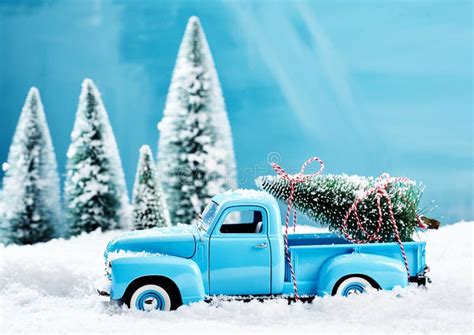 Camión Del Juguete De La Navidad Con Las Cajas De Regalo Y árbol De Pino En La Tabla De Madera