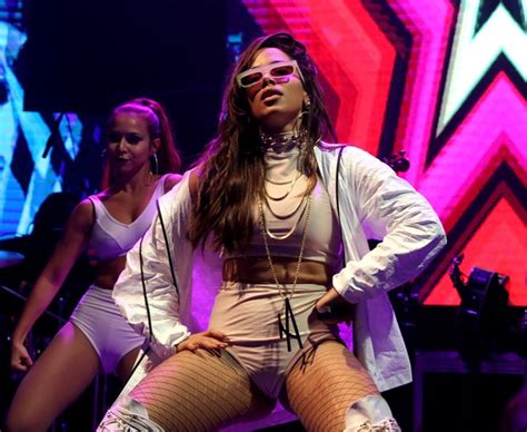 De hot pants Anitta empina bumbum e mostra corpão durante show em boate Quem QUEM News