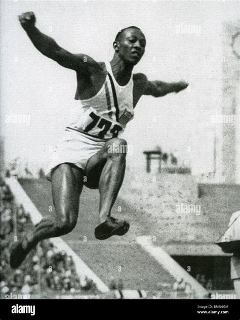 Jesse Owens 1913 1980 Atleta Estadounidense Con Su Ganando El Salto