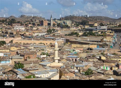 Si Affaccia Sulla Città Asmara Eritrea Foto Stock Alamy