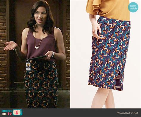 Wornontv Angelas Geometric Print Skirt And Purple Top On Bones