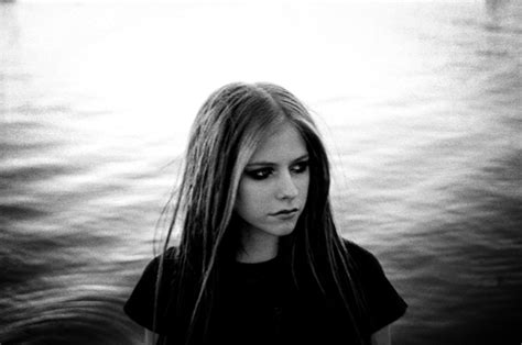 Black And White Avril Pics Avril Lavigne Photo 11619761 Fanpop
