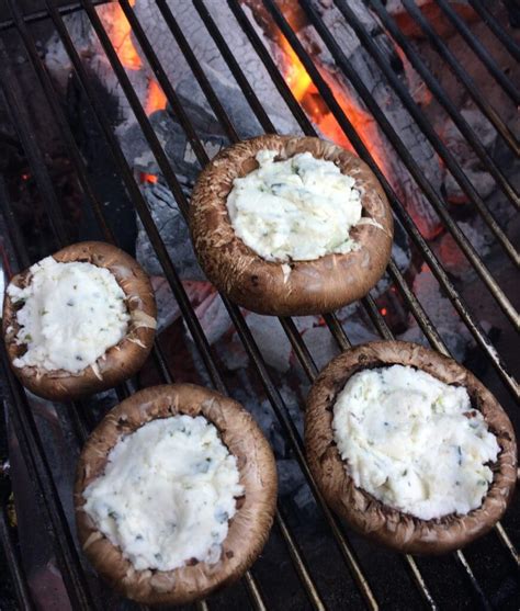 Champignons gevuld met kruidenkaas als borrelhapje