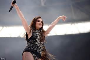 Hailee Steinfeld Dresses Down At Capitals Summertime Ball Daily Mail