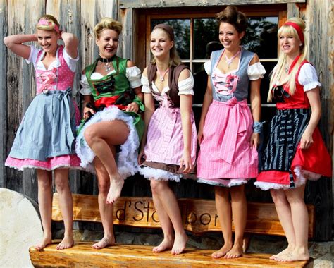 gruppenbild im dirndl 6 gesehen bei fa alpenglühen pin