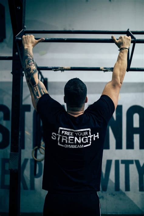 Learn How To Exercise On A Pull Up Bar With These 10 Exercises For