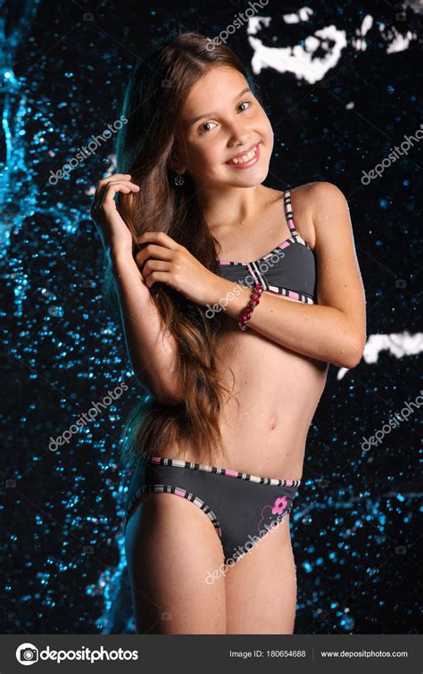 Atrakcyjnych Szczęśliwy Młodych Nastoletnich Dziewczyna Pozuje Ciemnym Bikini Dziecko Chic