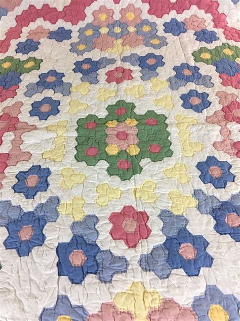 Hand sewing a grandmother flower garden quilt with a pattern link below! Vintage Inspired Beautiful Unique design Grandmothers ...