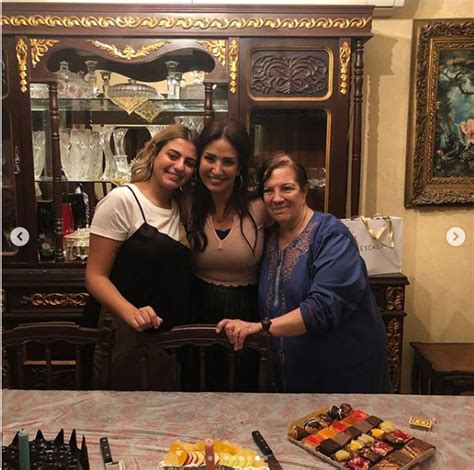 Jun 03, 2021 · الفنانة تحية حافظ شاركت في عدد من الأعمال الهامة أبرزها ليالي الحلمية، أرابيسك، أيام الرعب، القضاء في الإسلام، أولاد الأصول، وكان آخر أعمالها مسلسل المسداوية عام 1998، لتعلن اعتزال الفن بعدها. جولولي | أمل رزق تحتفل بعيد ميلادها مع عائلتها.. صور وفيديو