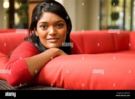 Asiatische Indische Frau Die Auf Sitz Sitzt Fotos Und Bildmaterial In Hoher Auflösung Alamy
