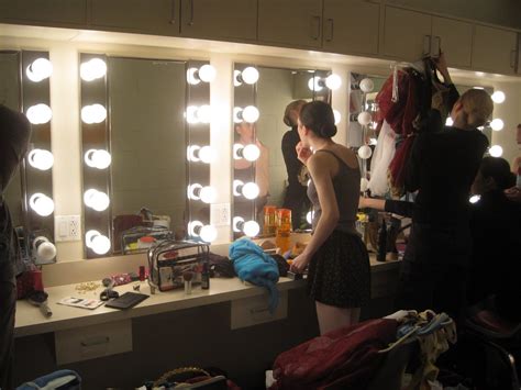 Best Photo Back Stage Dressing Room In 2020 Dressing Room Backstage Mirror Room