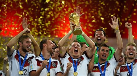 Wm spielplan, wm gruppen und stadien sowie aktuelle news und informationen rund um die 21. Bastian Schweinsteiger stemmt den WM-Pokal in die Höhe und ...