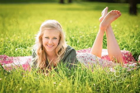 barefoot high school senior portraits poses