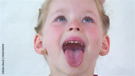 Vídeo Do Stock Little Girl Show Tongue Throat Portrait With Wide