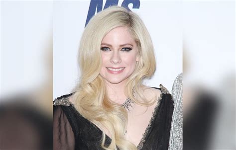 Avril Lavigne Grateful To Be Alive After Lyme Disease Diagnosis