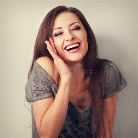 Lachende Modische Frau Des Makes Up Mit Weit Offenem Mund Und Geschlossenem Auge Stockfoto