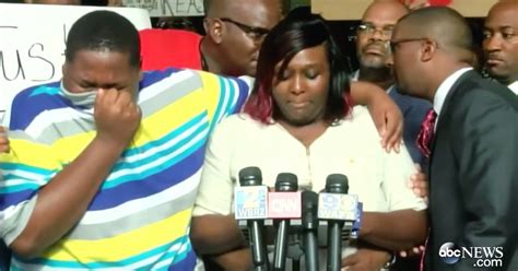Heartbreaking Video Alton Sterlings Son Breaks Down During Press