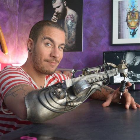 Amputee Tattooist Has Prosthetic Tattoo Gun Fitted So That He Can Keep