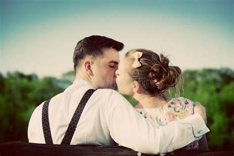 Jeunes Couples Dans L Amour Embrassant Sur Un Banc En Parc Cru Photo Stock Image Du Bonheur