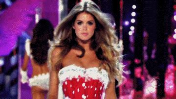 Models Boobs Bouncing On The Catwalk Gifs Picture Izismile Com