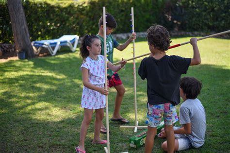 Con los juegos al aire libre se pretende que los niños aprendan de la forma más divertida. Limbo de Cayro, un juego para bailar y jugar con los amigos