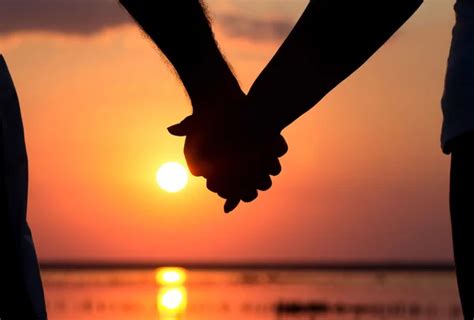 Silhouettes Couples Holding Hands On Sunset — Stock Photo © Kerdkanno