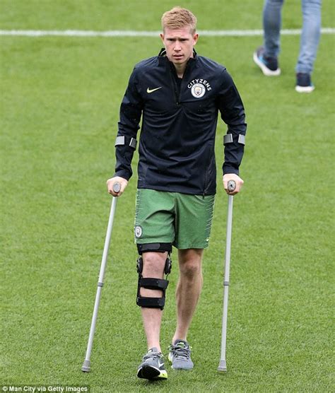 Man City Stars Train In Open Session As De Bruyne Turns Up On Crutches Daily Mail Online