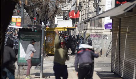 Batalla Campal Frente A Gobernación Graves Incidentes Entre Trabajadores De Astillero Y La