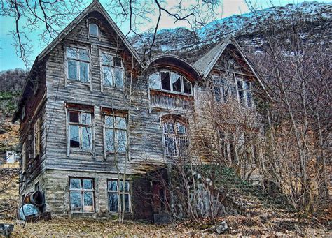 Eerie Halloween Photography Old Abandoned Houses Abandoned Places