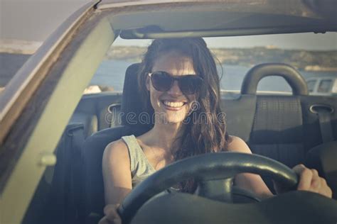 Chica Conduciendo Un Coche Imagen De Archivo Imagen De Feliz 208489441