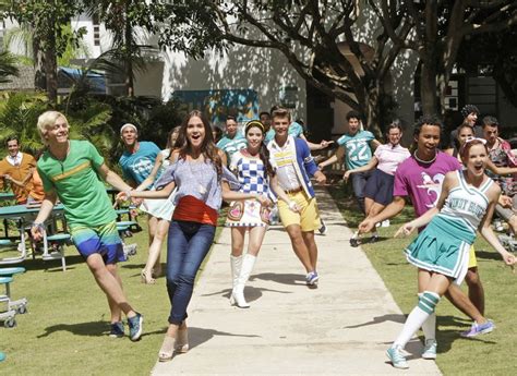 Teen Beach Continuação estrelada por Ross Lynch e Maia Mitchell estreia hoje no Disney