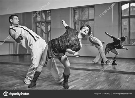 Beautiful Couple Dancing Bachata In Dance Studio — Stock Photo